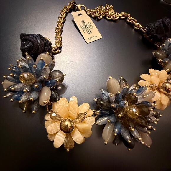 Glorious NWT Talbots Resin Beaded Floral Statement Necklace - Picture 5 of 9
